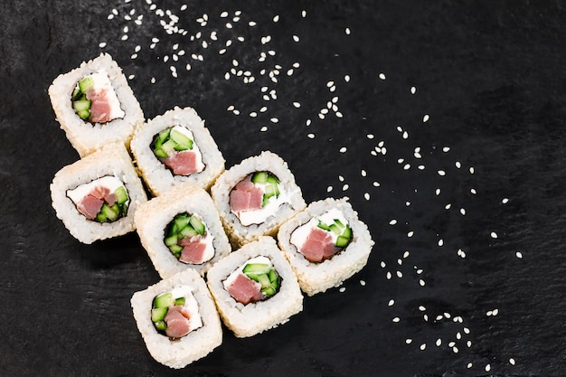 Rouleaux de sushi sur table