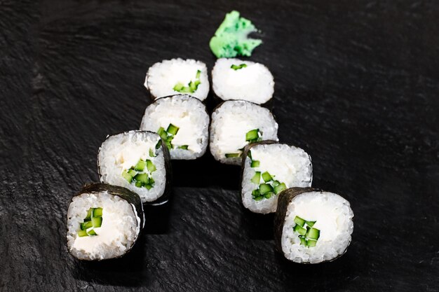 Rouleaux de sushi sur table