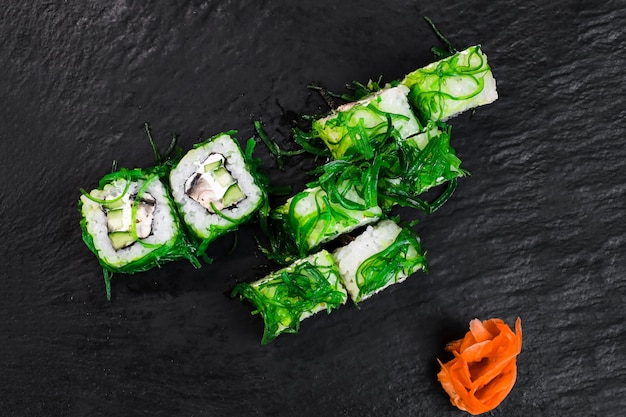 Rouleaux de sushi sur table