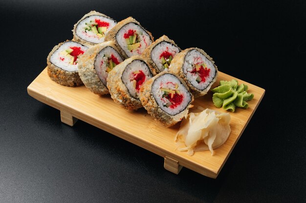 rouleaux de sushi tempura de style cuisine japonaise traditionnelle