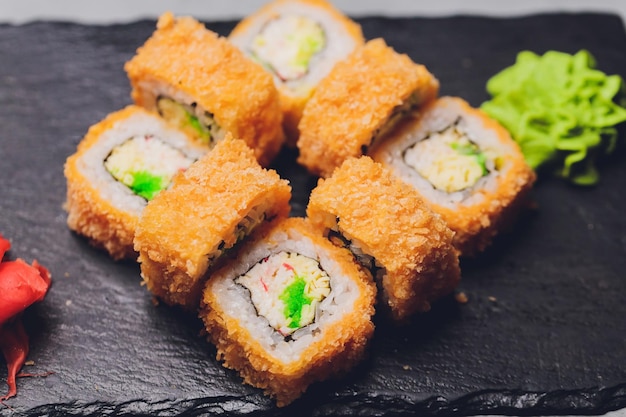 Rouleaux de sushi tempurajapanese food style Cuisine traditionnelle japonaise Crunchy Shrimp Tempura Roll