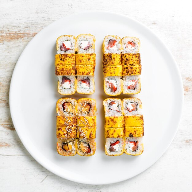 Rouleaux de sushi traditionnels au fromage Cuisine japonaise Vue de dessus Sur fond blanc