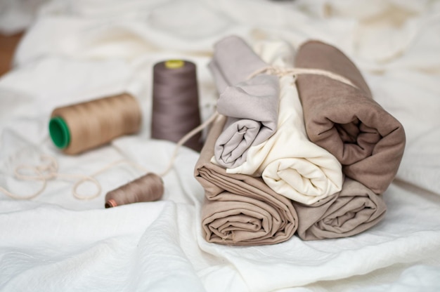 Rouleaux de tissu de couleur lin avec des bobines de fil Libre de tissu de coton naturel