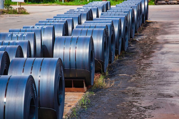 Rouleaux de tôles d'acier au carbone à l'extérieur de l'usine