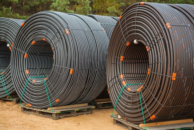 Rouleaux de tuyaux sur chantier en forêt