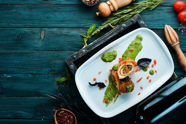 Rouleaux de viande aux légumes et sauce Plats alimentaires Vue de dessus Espace libre pour votre texte