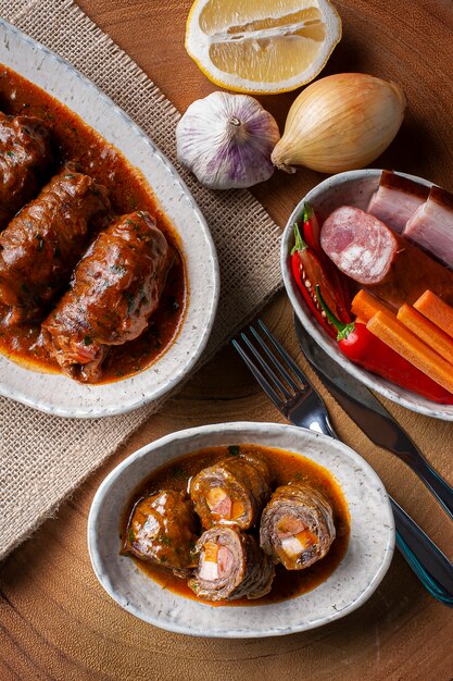 Rouleaux de viande dans une délicieuse sauce tomate