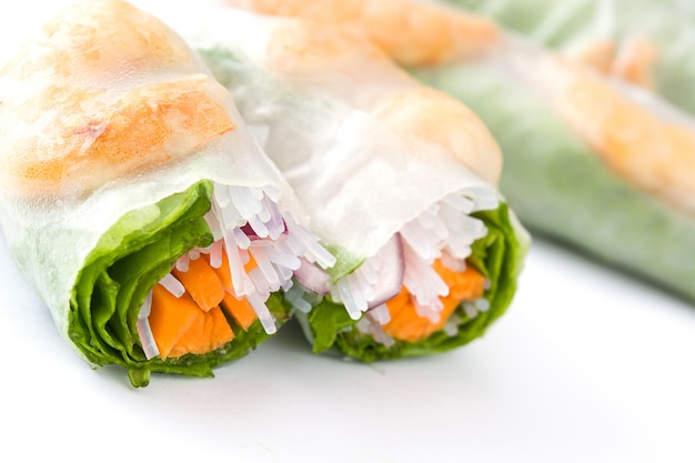 Rouleaux Vietnamiens Aux Légumes, Nouilles De Riz Et Crevettes Avec Sauce Chili Douce Isolated On White