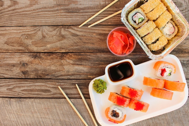 Rouleaux, wasabi, sauce soja, gingembre sur table. Vue de dessus.