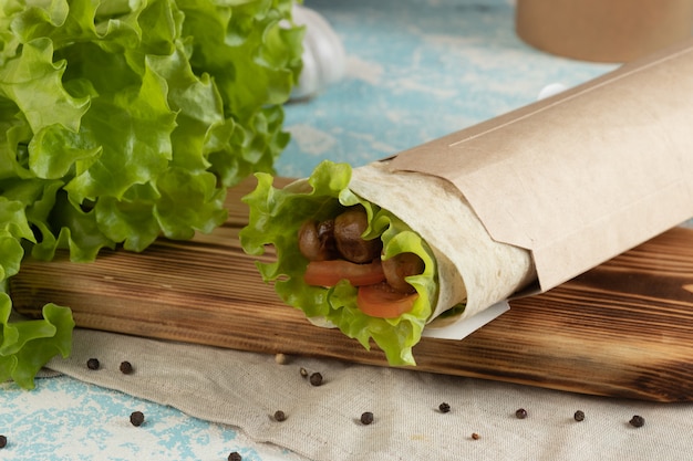 Rouler avec des légumes et des champignons dans un emballage artisanal