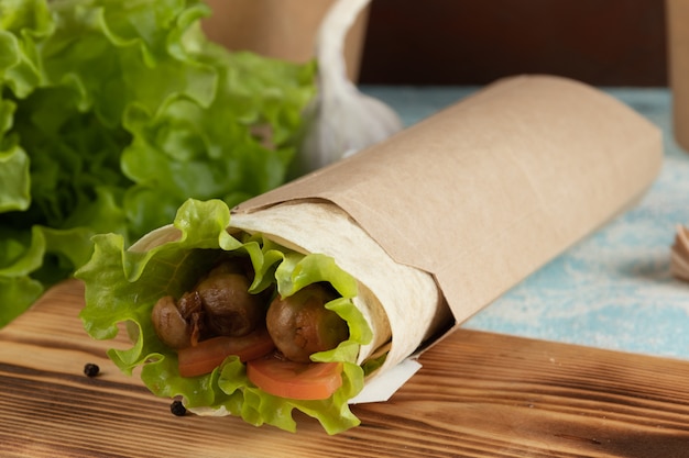 Rouler avec des légumes et des champignons dans un emballage artisanal