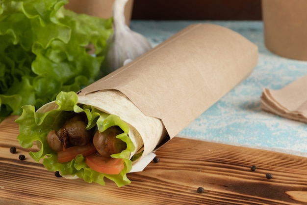 Rouler avec des légumes et des champignons dans un emballage artisanal