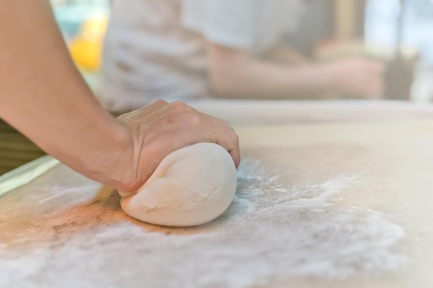 Rouler la pâte à la main pour les boulettes chinoises