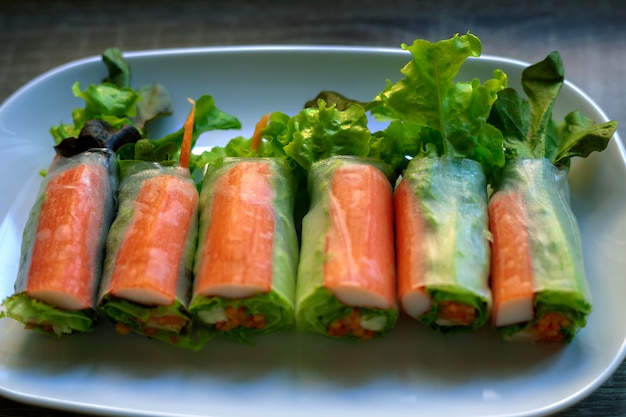 Photo rouler la salade dans un plat blanc