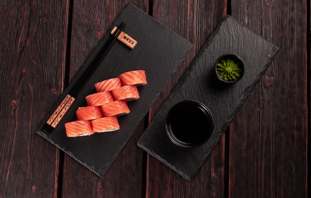 Rouler avec des sushis de poisson avec des baguettes concept de cuisine asiatique