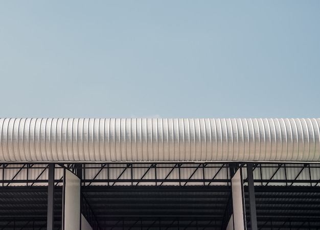 Rouler la toiture métallique sur le bâtiment industriel.