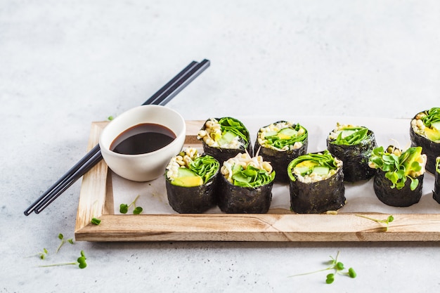 Roulés de sushi vert végétal avec avocat, choux, concombre