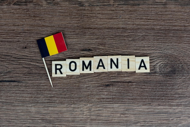 Roumanie - mot en bois avec drapeau roumain (lettres en bois, panneau en bois)