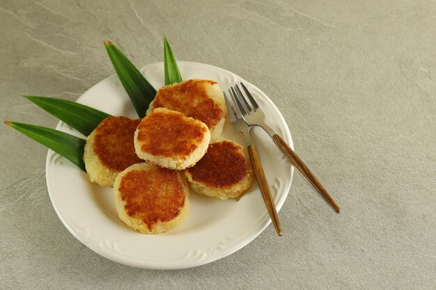 Round Wingko Babat, collation traditionnelle indonésienne à base de farine de riz gluant, sucre.