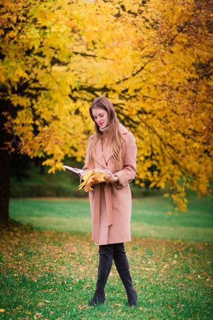 Rousse blonde jeune femme marchant dans le parc en automne.