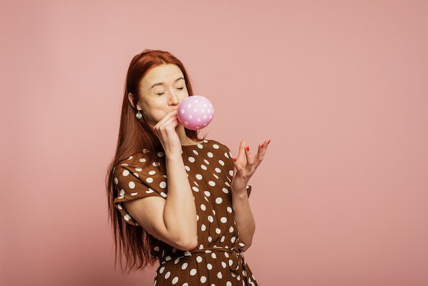 Une rousse gonfle le ballon