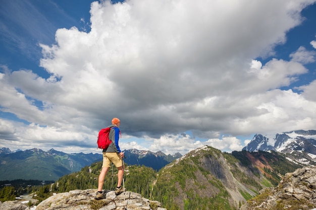 Routard dans les montagnes d'été