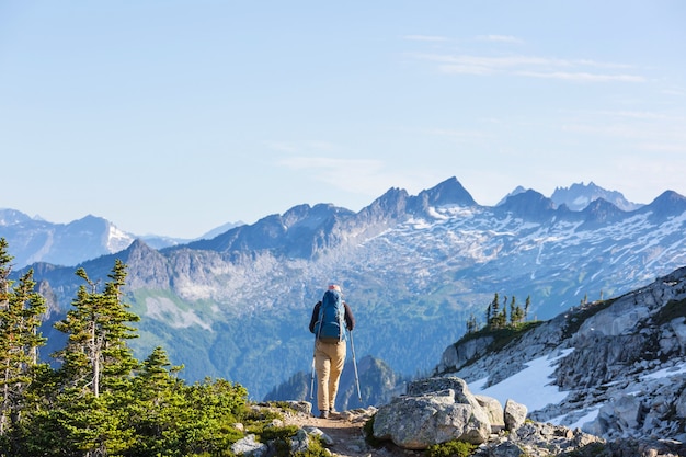 Routard dans une randonnée dans les montagnes d'été