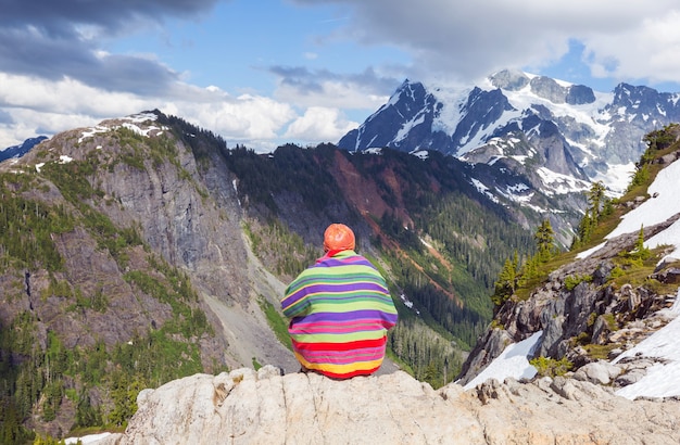 Routard dans une randonnée dans les montagnes d'été