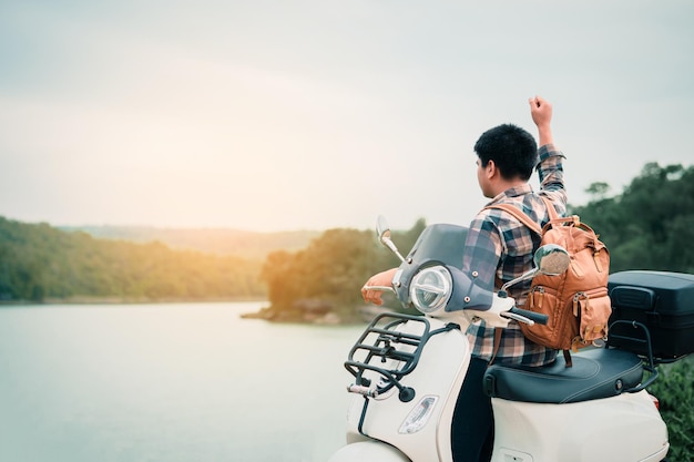 Routard hipster chevauchant un scooter sur la route Voyages en scooter vie lente en vacances temps de repos