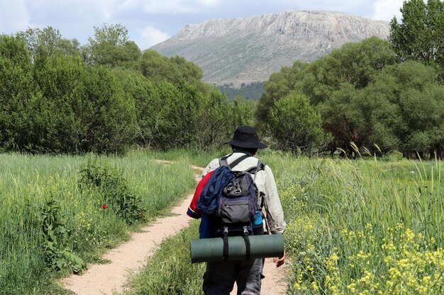 Routard marchant dans la verdure Amoureux de la nature