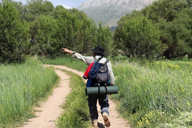 Routard marchant dans la verdure Amoureux de la nature