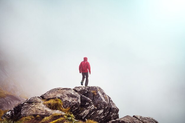 Routard en randonnée en haute montagne