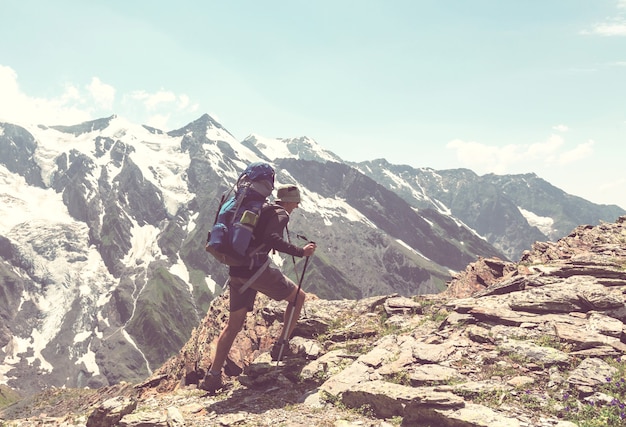 Routard en randonnée en haute montagne