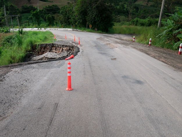 Route accidentée dans la campagne à haute altitude