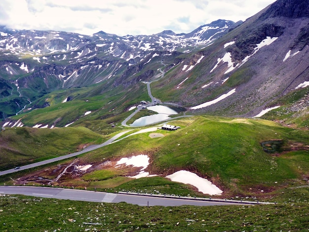 La route alpine du Grossglockner est une route panoramique impressionnante dans les Alpes autrichiennes