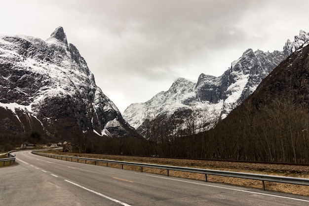 La route d'Andalsnes avec les majestueux sommets du massif montagneux Trolltindene