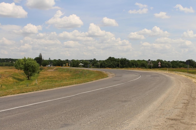 Une route avec des arbres et de l'herbe