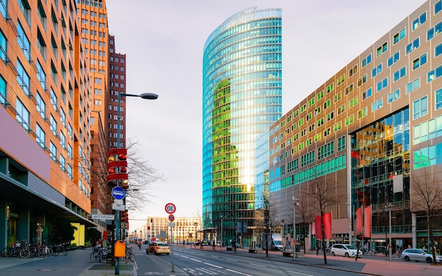 Route à l'architecture de bâtiment moderne sur la place Potsdamer Platz dans le centre-ville de Berlin en Allemagne en Europe. Architecture du bâtiment. Des détails