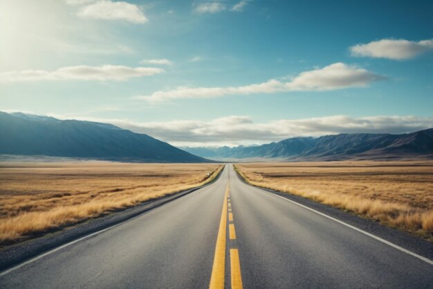 La route d'asphalte et le ciel