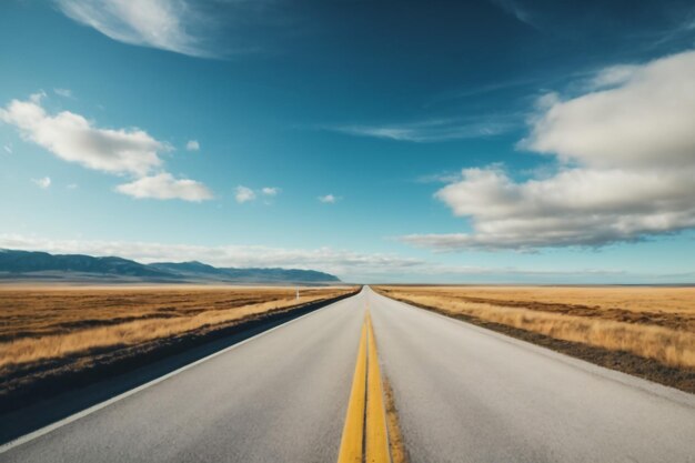 La route d'asphalte et le ciel