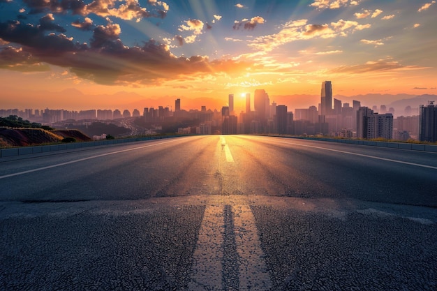 Route d'asphalte vide et horizon de la ville moderne avec un paysage de bâtiment au coucher du soleil en haut angle