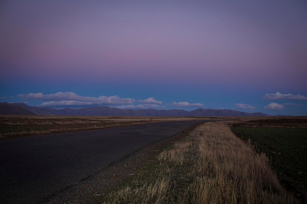 Route asphaltée et ciel après le coucher du soleil