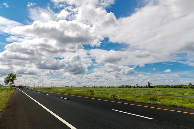 route asphaltée et le ciel en Thaïlande