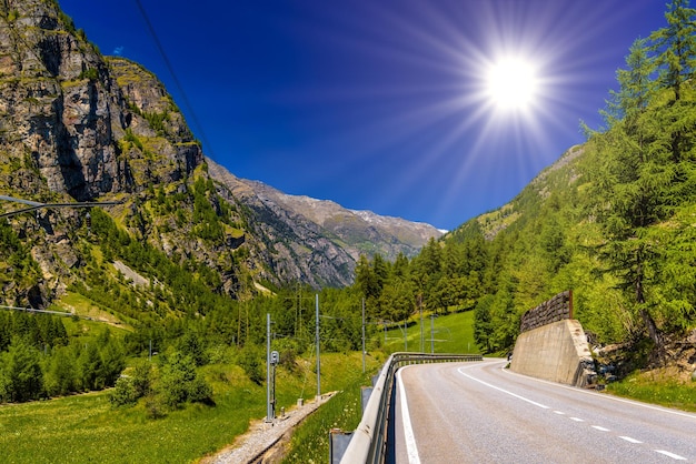 Route asphaltée dans les montagnes des Alpes Randa Visp Wallis Valais Swi