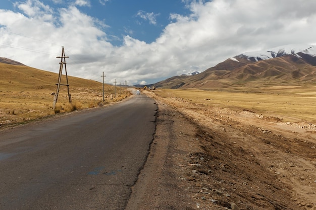 Route asphaltée dans les montagnes