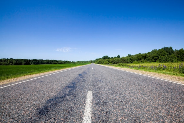 Route asphaltée à deux voies pour le mouvement