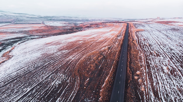 route asphaltée avec drone vue paysage enneigé