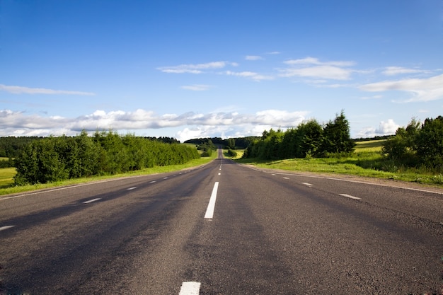 route asphaltée en été