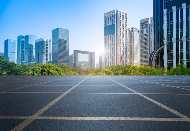 Route asphaltée et immeuble de bureaux d&#39;un immeuble commercial dans une ville moderne