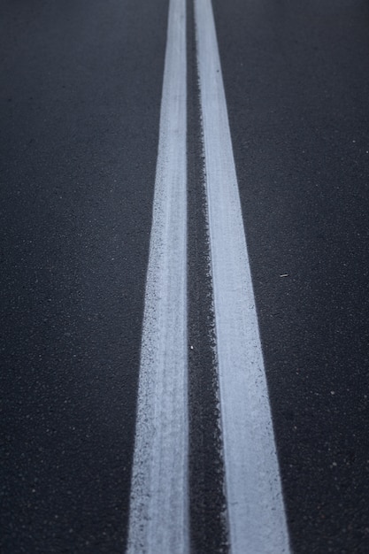 Route asphaltée avec lignes de marquage rayures blanches.